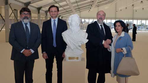 نفذّه حصرياً لمعاليها عدد من الفنانين الإيطاليين، منظمة Life Beyond Tourism تمنح معالي الشيخة ميّ تمثالاً لمايكل آنجيلو
