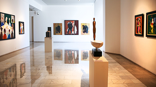 في معرض يضم مختارات من مقتنياته الفنية، متحف البحرين الوطني يقدّم لزواره فرصة التعرف على خمسة عقود من تاريخ الفنون التشكيلية البحرينية