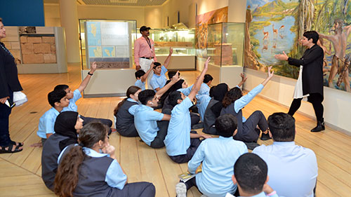 متحف البحرين الوطنيّ يستقبل مجموعة طلابيّة