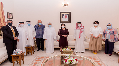 معالي شيخة مي تزور الكاتب إبراهيم غلوم في اليوم العالمي للمسرح
